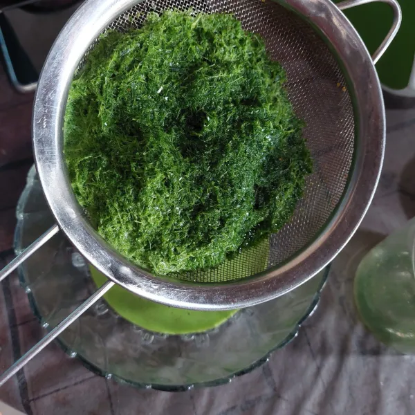 Potong-potong daun pandan, lalu blender bersama 50 ml air.