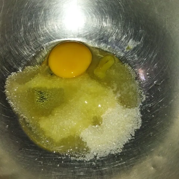 Lalu siapkan wadah, masukkan gula pasir, SP dan telur.