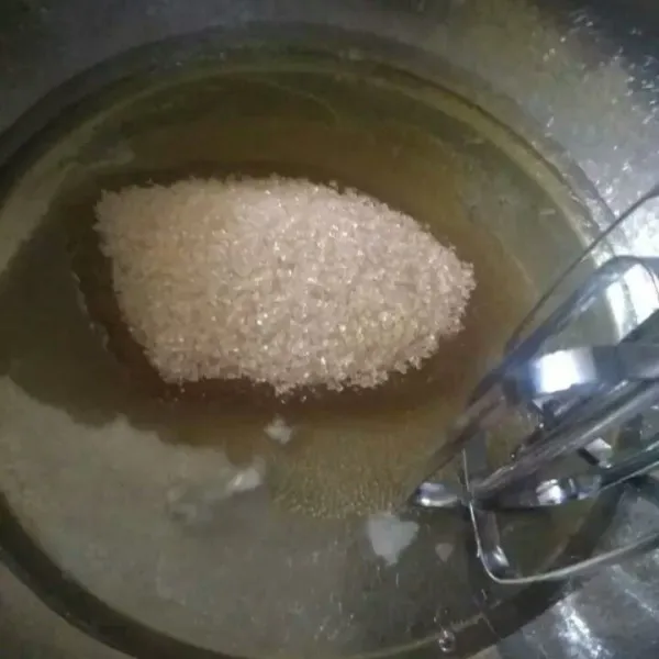 Dalam bowl mixer putih telur, gula pasir dan SP hingga mengembang.