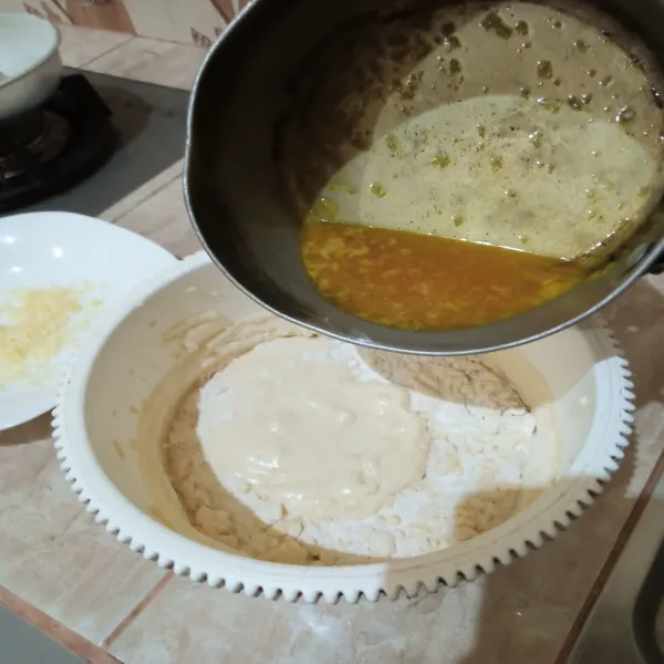 Tuang margarine cair, aduk sebentar asal tercampur.