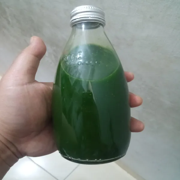 Blender 15 lembar daun suji dan 10 lembar daun pandan dengan 250 ml air.