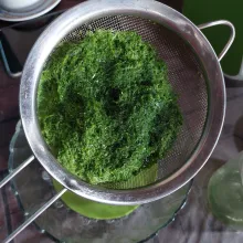 Potong-potong kecil daun pandan, blender dengan 200 ml air lalu saring, sisihkan.