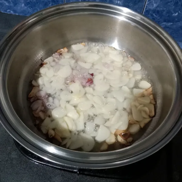 Tumis bawang hingga layu dan harum