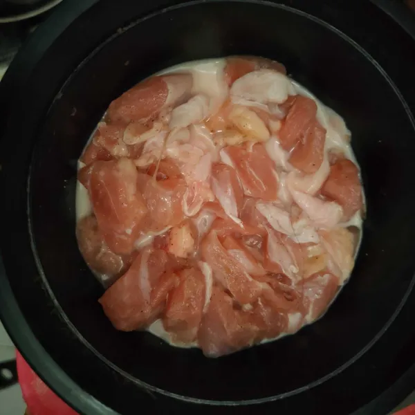 Potong dadu paha ayam, campurkan dengan bahan marinasi, diamkan minimal selama 15 menit.
