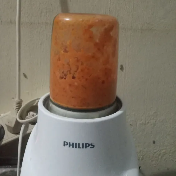 Blender semua bahan bumbu halus.
