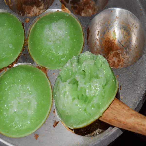 Cungkil carabikang menggunakan spatula kayu. Dan dinginkan ke wadah.