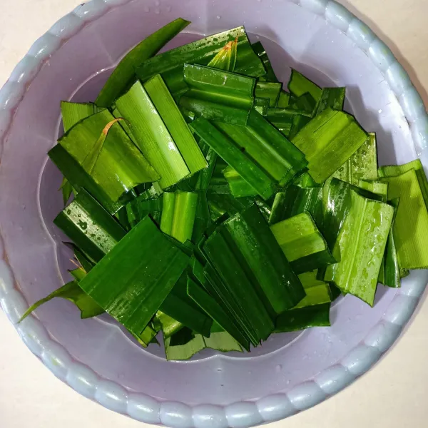 Potong daun pandan dan suji kemudian blender dengan air, saring.