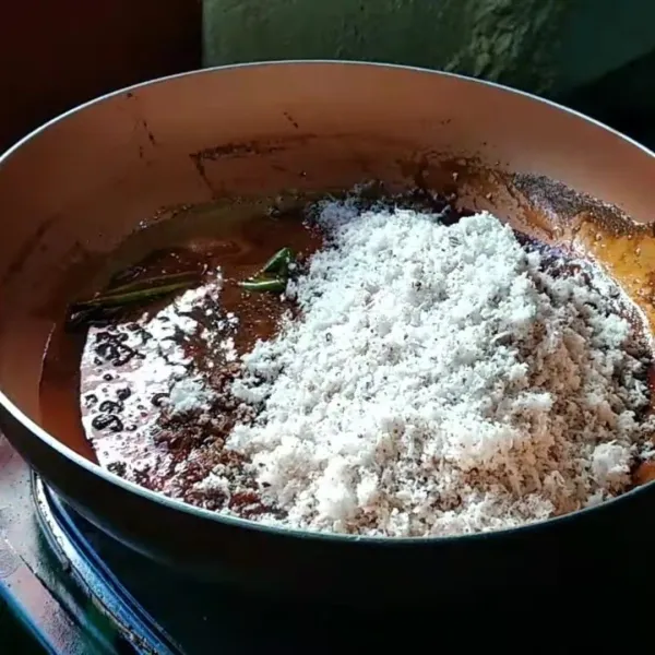 Masak unti kelapa, masak air, gula merah, garam dan daun pandan. Setelah mendidih, masukkan kelapa parut, masak hingga set.