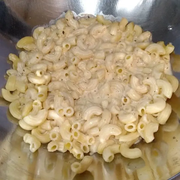 Masukkan macaroni kedalam wajan, lalu tuang larutan chiki balls, masak dengan api kecil ke sedang.