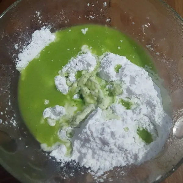 Masukan air daun pandan ke dalam wadah yang berisi tepung ketan.
