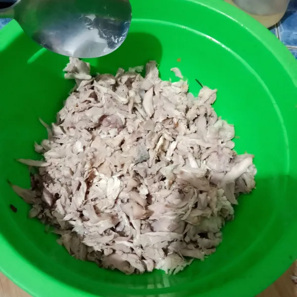 Siapkan ayam suwir.