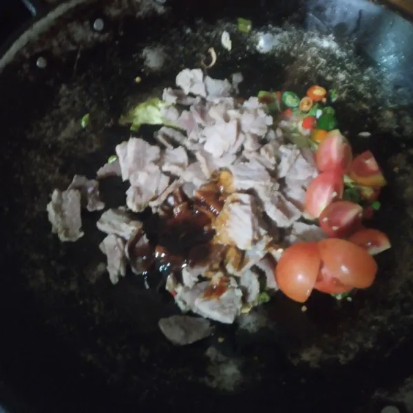 Masukkan daging, saus tiram, kecap dan tomat lalu aduk rata.