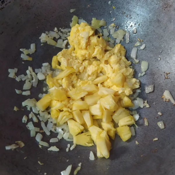 Masukkan orak-arik telur dan nanas yang sudah diiris kecil-kecil.