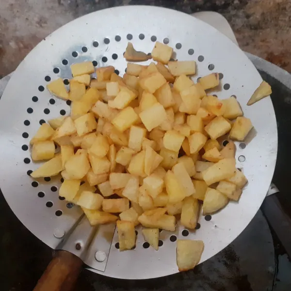 Cuci bersih kentang. Kupas, potong dadu, kemudian goreng hingga matang.