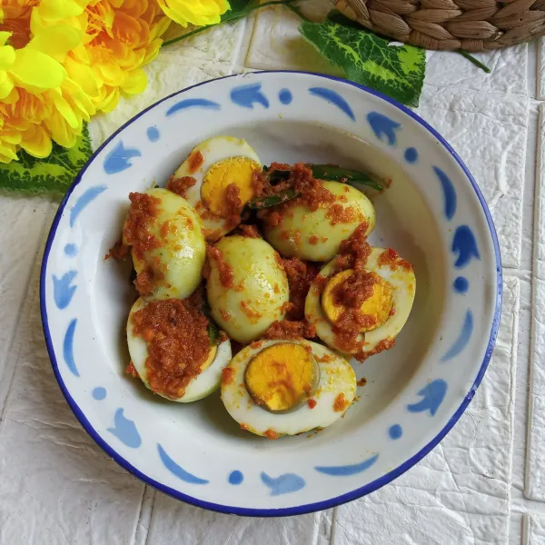 Tata dipiring saji. Hidangkan, harum pandannya menggugah selera.