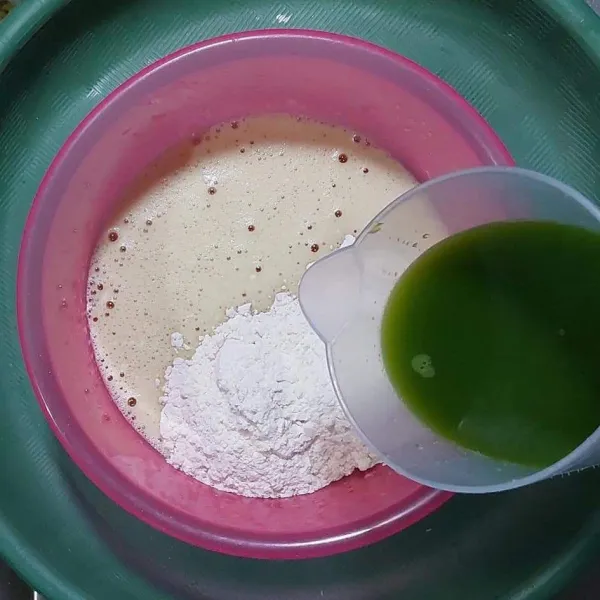 Masukkan tepung terigu, tepung maizena dan air sari pandan yang sudah disaring.