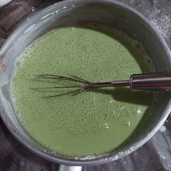 Larutkan tepung beras, garam dan santan lalu tambahkan pewarna hijau daun pandan, aduk rata.
