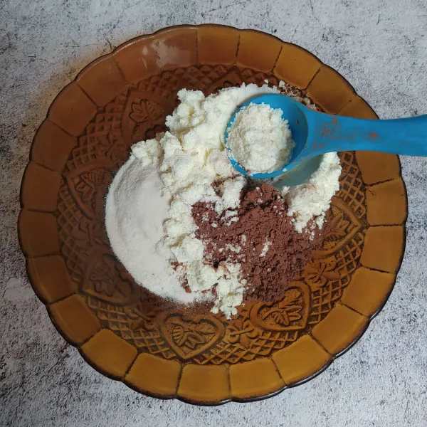 Membuat lapisan coklat
Campur agar-agar, gula pasir, coklat bubuk, susu bubuk dan garam. Masukkan ke dalam panci.