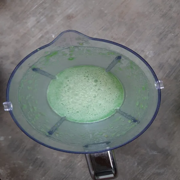 Blender 200 ml jus pandan dengan bubuk agar-agar, maizena dan roti tawar.