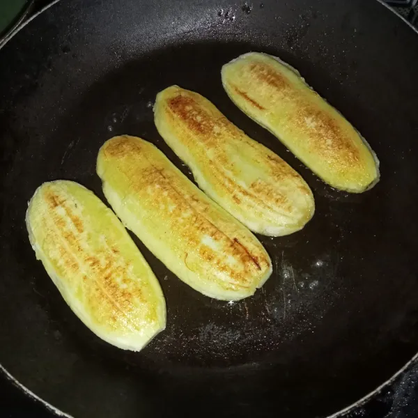 Panaskan margarin dan letakkan pisang diatasnya, masak hingga kedua sisinya agak kecoklatan.