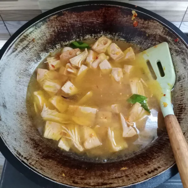 Masukkan air, masak sampai mendidih dan air sedikit menyusut. Beri garam, gula, kaldu bubuk dan gula merah.