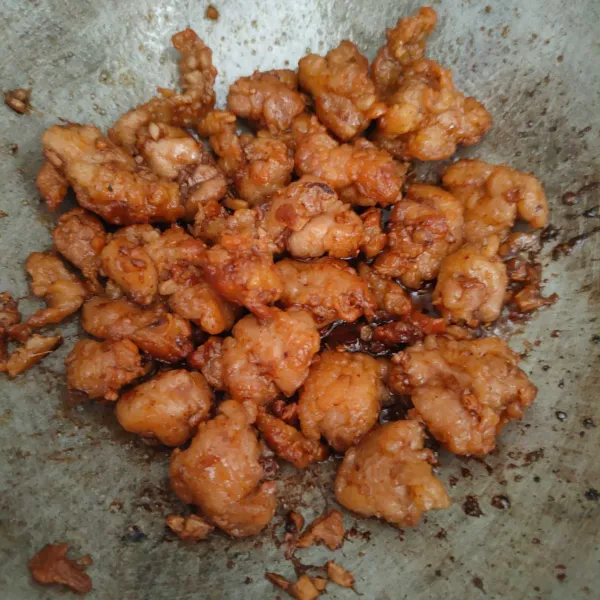 Campurkan saus dengan ayam goreng.