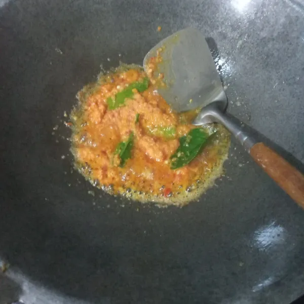 Panaskan minyak, tumis bumbu halus, daun jeruk dan daun pandan hingga harum. Bubuhkan garam dan sedikit air, aduk rata.