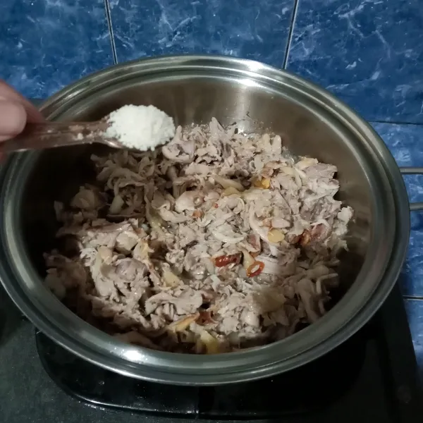 Beri garam, kaldu jamur, kecap manis, saos tiram. Aduk rata.