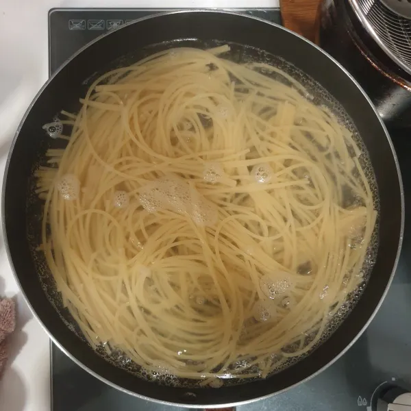 Didihkan air garam dan minyak sayur, masukkan spaghetti dan rebus selama 10 menit, angkat dan tiriskan.