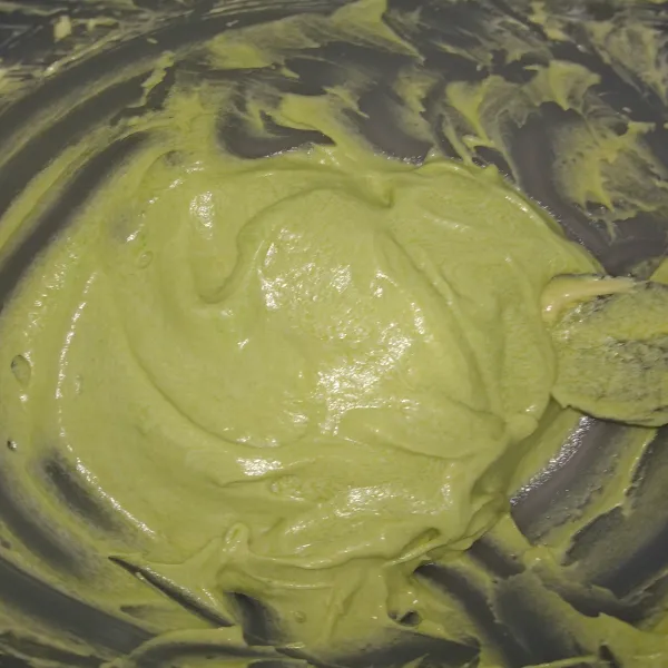 Masukkan jus pandan ke dalam adonan. Aduk perlahan hingga warna tercampur rata. Masukkan adonan kue ke dalam cupcake.