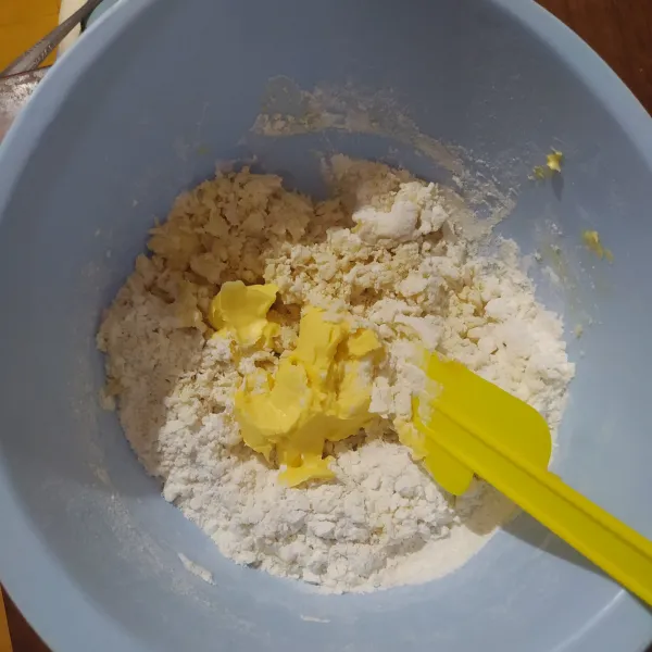 Membuat roti : masukkan semua bahan roti kecuali margarin dan garam ke dalam wadah, aduk rata. Masukkan margarin dan garam lalu mikser hingga kalis.