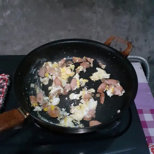 Tumis bumbu halus sampai harum. Masukkan telur, kemudian di orak-arik. Selanjutnya masukkan irisan sosis.