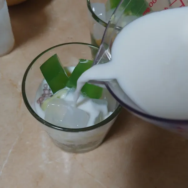 Tambahkan nata de coco, buah melon dan tuang kuah creamynya, masukkan kulkas biarkan dingin.