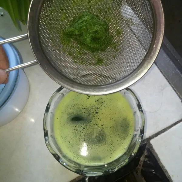 Jus pandan : Cuci bersih pandan dan daun suji. Blender bersama air sampai halus lalu saring ampasnya.