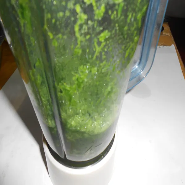 Blender daun suji (ambil airnya 30 ml).