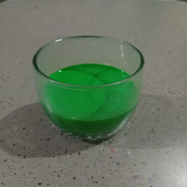 Campurkan air endapan daun pandan dan daun suji, dengan ragi instan dan susu bubuk. Aduk rata dan diamkan hingga ragi instan membentuk butiran-butiran kecil.