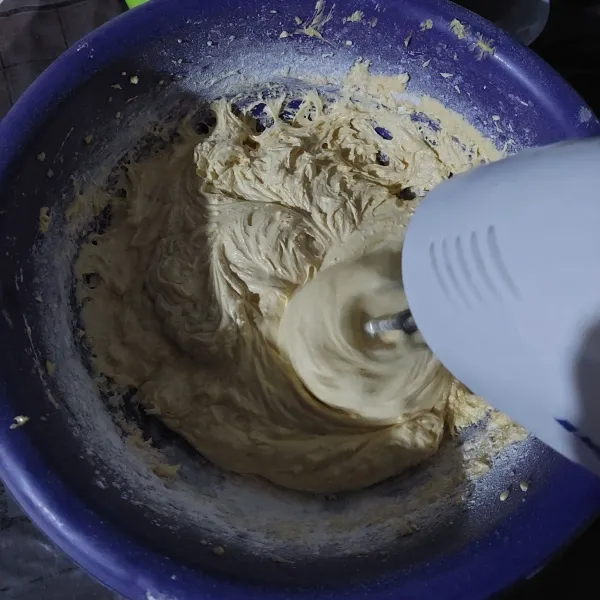 Selanjutnya masukkan tepung terigu, baking powder dan susu bubuk, mikser sampai rata.