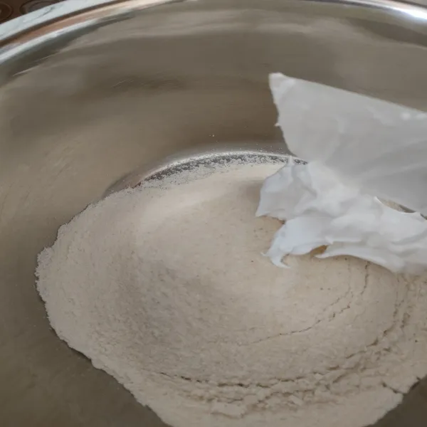 Masukkan secara bertahap adonan putih telur ke dalam tepung almond dan icing sugar. Aduk hingga tercampur rata.