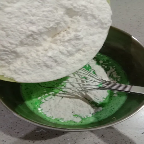 Masukkan tepung terigu, aduk hingga tercampur rata.