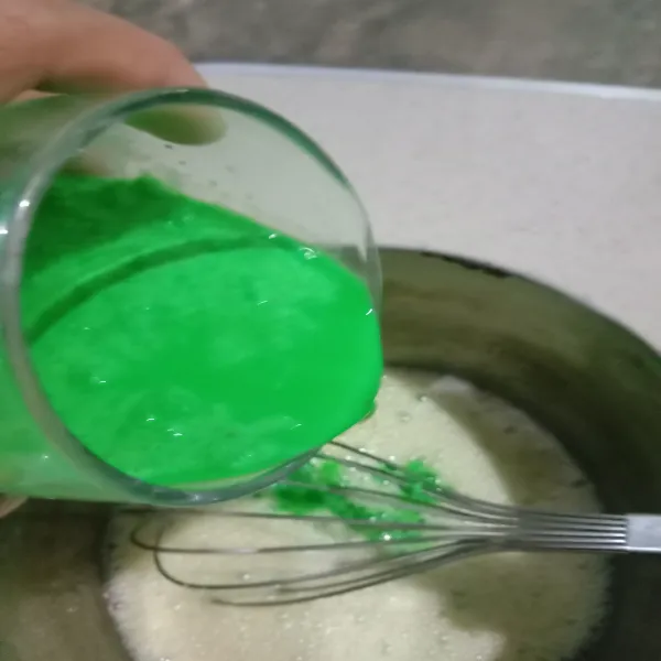 Masukkan larutan ragi instan, susu, dan air daun pandan dan daun suji, aduk hingga rata.