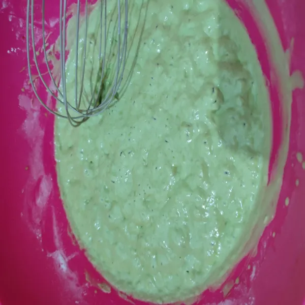 Kemudian diamkan 1 jam, tutup dengan serbet. Diamkan hingga berbusa. jika adonan sudah mengembang, aduk perlahan sebentar untuk menurunkan busanya.