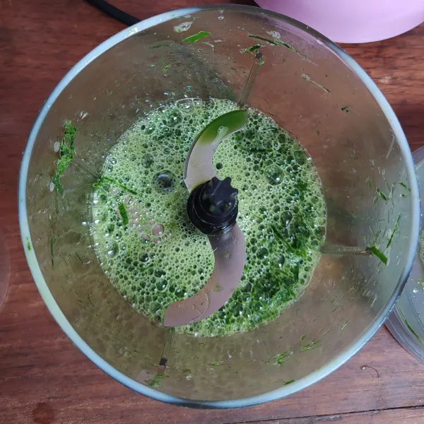 Membuat air daun suji: Blender 20 lembar daun suji, 2 lembar daun pandan wangi dan air. Saring. Campur bersama krimer kental manis, vanila essence dan santan, aduk rata.