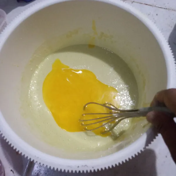 Tuang margarin leleh, aduk lalu masukkan ragi instan. Aduk rata.