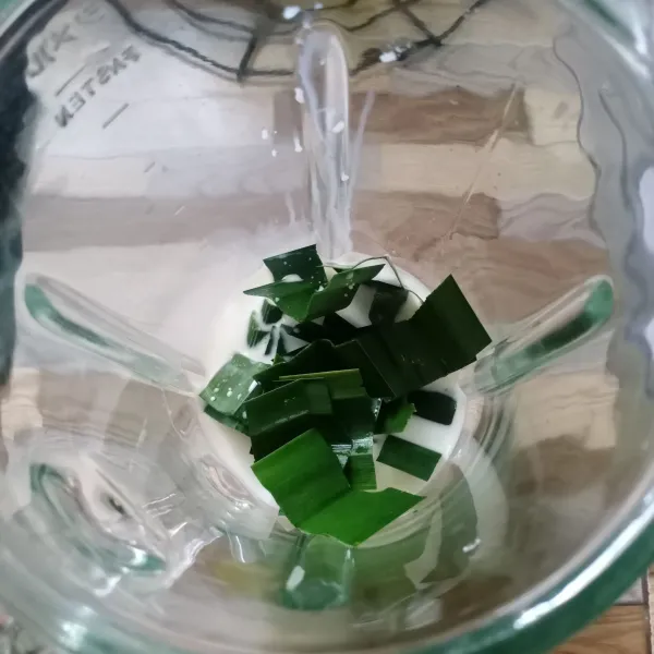 Blender pandan dan susu cair, kemudian saring. Gunakan 85 ml saja.