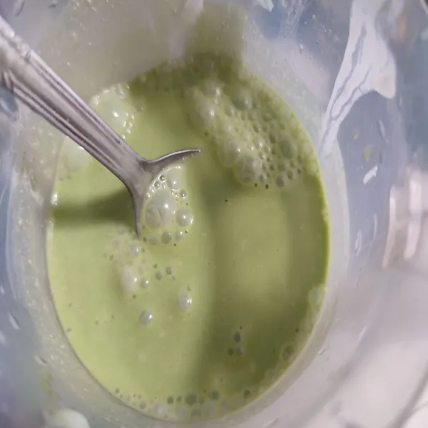 Campurkan jus pandan suji dengan santan cair. Aduk rata.