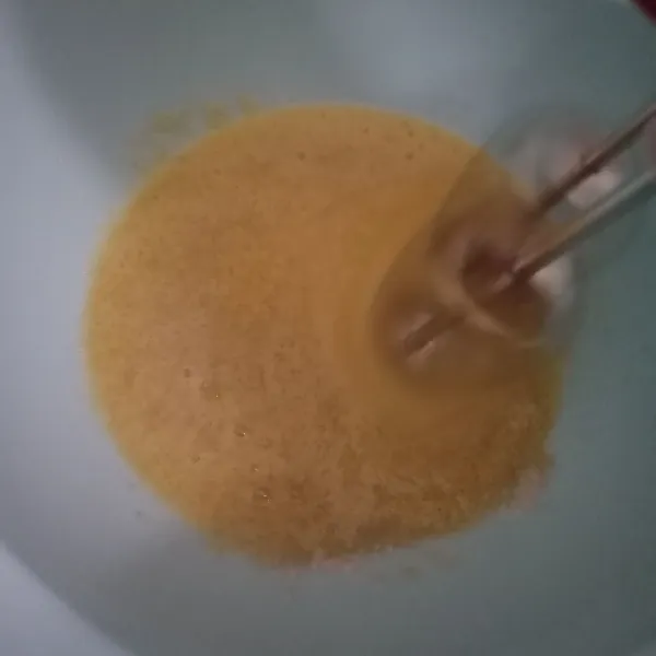 Mixer gula dan telur sampai agak mengembang.