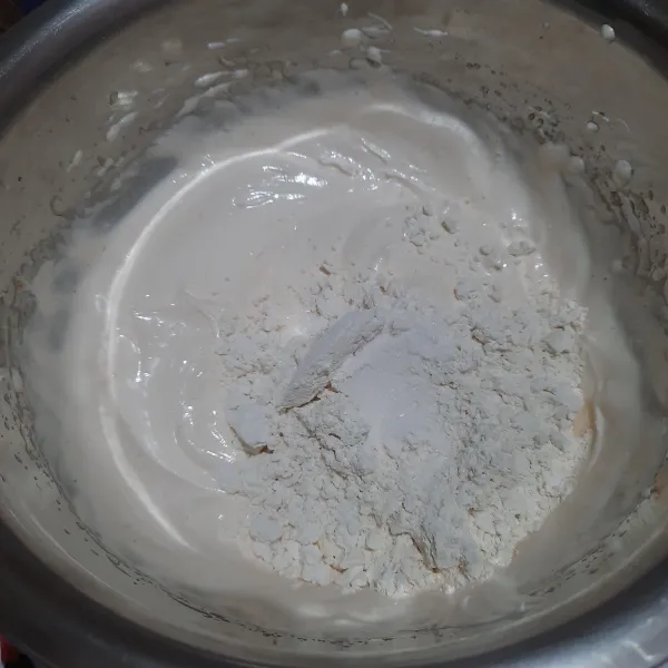 Masukkan tepung singkong dan vanili bubuk. Aduk balik dengan spatula ringan saja.