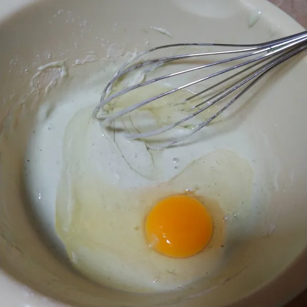 Masukkan telur, aduk kembali hingga tercampur rata.