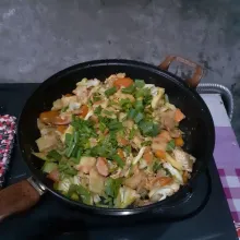 Kemudian masukkan sawi, tomat, dan irisan tepung goreng. Setelah semua matang, masukkan seledri dan daun bawang.
