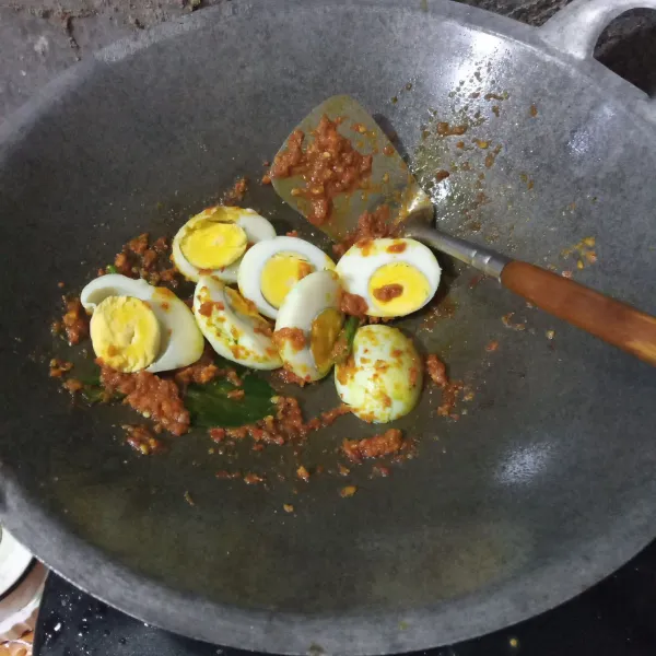 Masukkan telur rebus pandan yang sudah dibelah. Aduk rata.